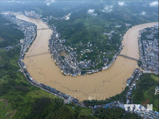 Tình trạng lũ lụt tại huyện Tòng Giang, tỉnh Quý Châu, Trung Quốc ngày 24/6/2025. (Ảnh: THX/TTXVN) Media